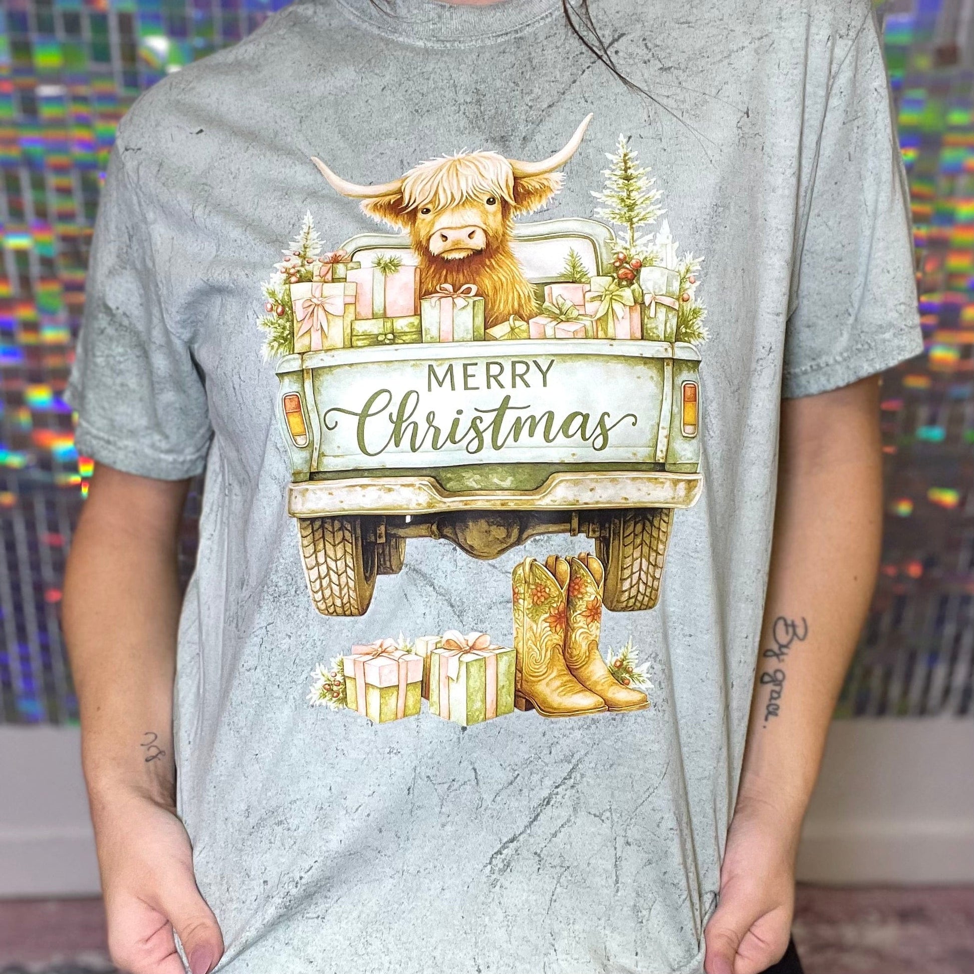 FestiviTees Women - Apparel - Shirts - T-Shirts Highland Cow Merry Christmas Graphic Tee